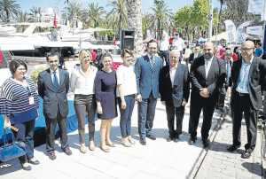 Grupo de autoridades que acudió a la inauguración de la muestra.