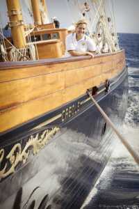 Allegra Gucci en la proa del barco en la que ve el mítico nombre de la nave.