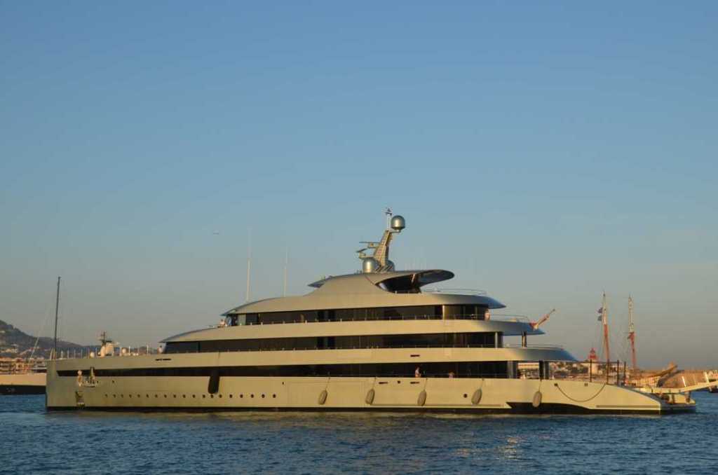 El impresionante ‘Savannah’ maniobra para atracar en el puerto de Vila. SEBASTIÁN CANDELA