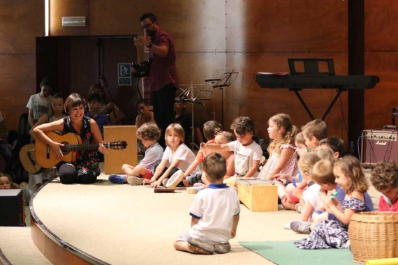 Actuaciรณn de final de curso Cas Musicaires. Vicent Marรญ