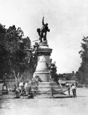 1904: El rey Alfonso XIII inaugura el monumento a Vara de Rey. Lacoste