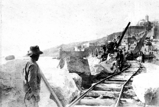 1906: Adjudicadas las obras del puerto tras 20 años de trámites. col. Raymar
