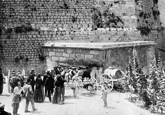 1920: La fuente de la ciudad,sin agua. domingo Viñets