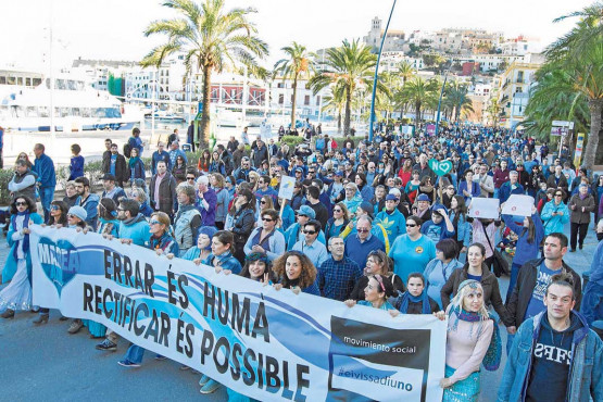 2014: Multitudinaria protesta ciudadana contra los proyectos de prospecciones petrolíferas V. M.