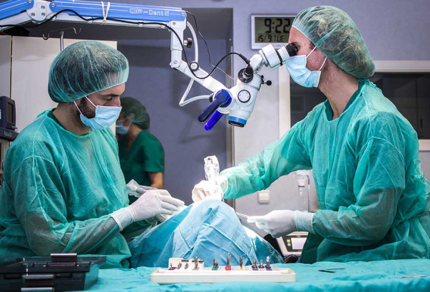 El doctor Juan Alberto Fernández hijo realizando una cirugía en su quirófano de cirugía del pasaje Balafi.