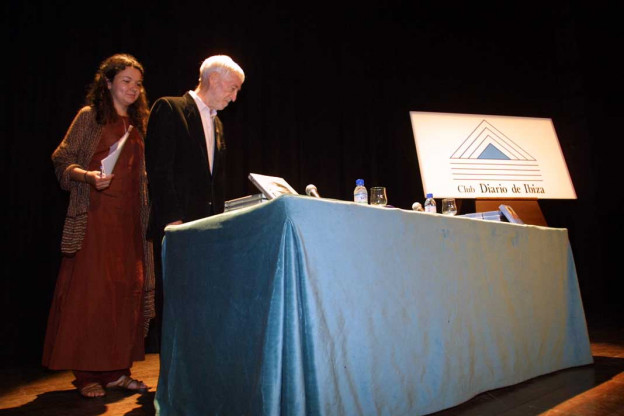 El Premio Príncipe de Asturias Vicente Ferrer toma asiento antes de su conferencia en el Club Diario en 2001. Juan A. Riera