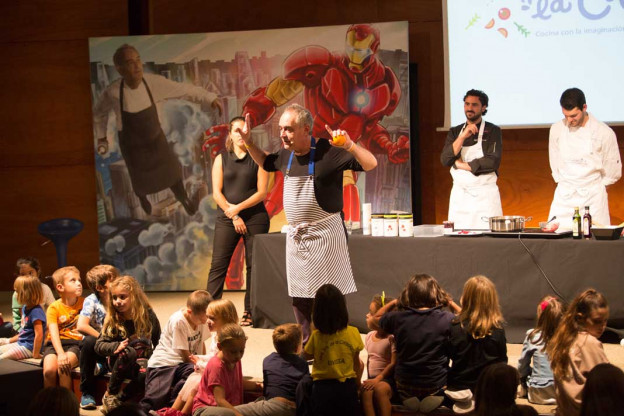 El chef Ferran Adrià cocina para los más pequeños. Vicent Marí