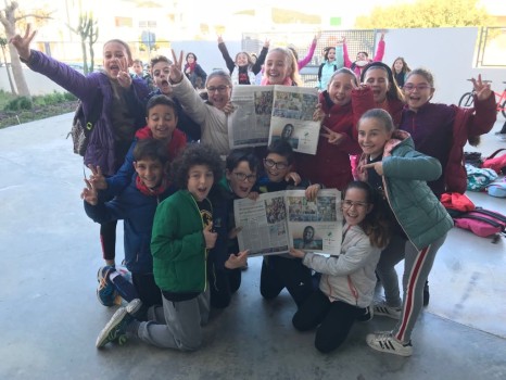 Alumnos del colegio S’Olivera muestran un reportaje sobre un proyecto que hicieron en la escuela. J. M. l. Romero