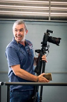 Vicent Marí prepara la foto de toda la plantilla en la rotativa. Sergio G. Cañizares