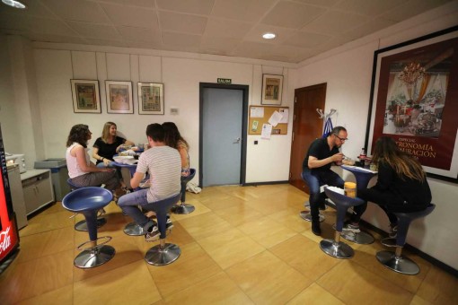 Comida entre compañeros en la ‘cafetería’ del Diario. Vicent Marí