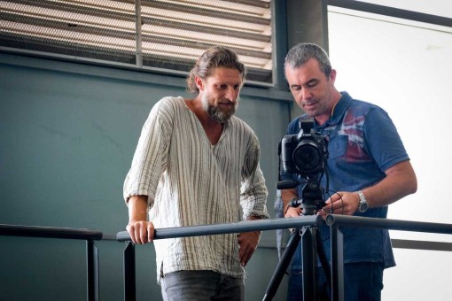 Vicent Marí prepara la foto de toda la plantilla en la rotativa, con el fotógrafo Toni Escobar. Sergio G. Cañizares