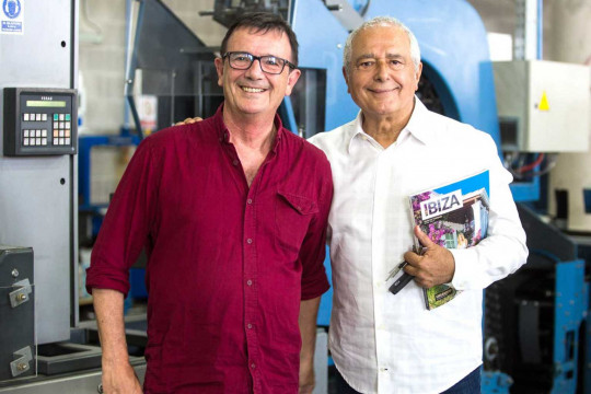 El periodista Carmelo Convalia y el exdirector comercial Juan Suárez,  en la planta de impresión. Toni Escobar
