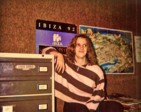 Pilar Lazkano, que comenzó como picadora en Es Diari, en una foto tomada en 1992 en Radio Diario. DI