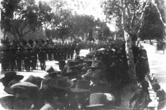 Monumento a Vara de Rey. Una multitud presencia las tropas formadas en el paseo de Vara de Rey durante la ceremonia de inauguración