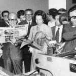 El ministro de Información, León Herrera, inauguró la nave de Sant Jordi en 1975. El entonces propietario y director, Francisco Verdera, a la derecha, le enseña el Diario. BUYL MAYRAL