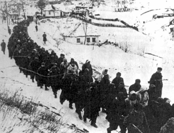Alemanes con hechos prisioneros por los soviéticos tras la batalla de Dniéper