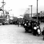 Una imagen de pasajeros embarcando en el Ciudad de Mahón, en el puerto