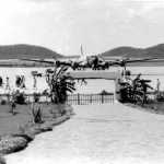 Un avión cuatrimotor, en el aeropuerto