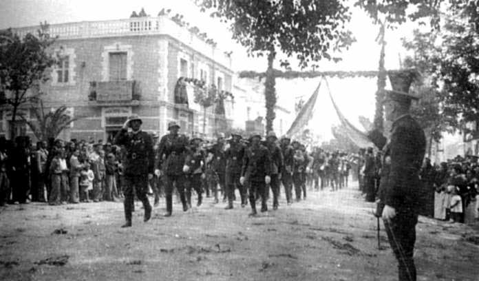 Desfile militar en la calle San Jaime, en Santa Eulalia