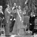 Los reyes de España, don Juan Carlos y doña Sofía, junto al príncipe Felipe, saludan a los procuradores en el palacio de las Cortes de Madrid