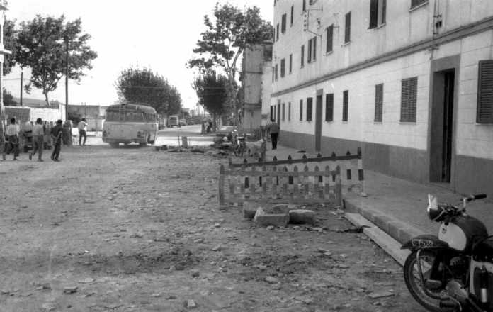 El inicio de la Avenida Isidoro Macabich, con las viviendas protegidas a la derecha. Arxiu Històric Municipal d’Eivissa. El inicio de la Avenida Isidoro Macabich, con las viviendas protegidas a la derecha. Arxiu Històric Municipal d’Eivissa.