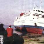 El ‘ferry’ ‘Islas Pitiusas’ en la cala.