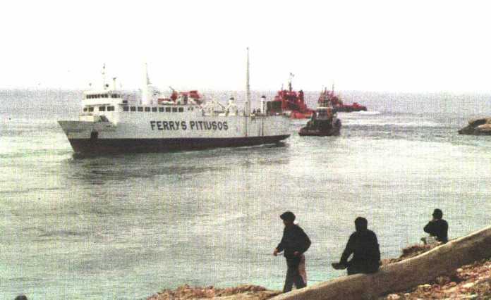 Los tres remolcadores tras lograr sacar al ‘Islas Pitiusas’ de Cala Salada.