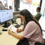Elena González, redactora de cierre, corrige una página. Vicent Marí