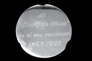 La Medalla de Oro del Ayuntamiento de Eivissa, con el escudo de la ciudad en el anverso y una inscripción conmemorativa en su reverso.