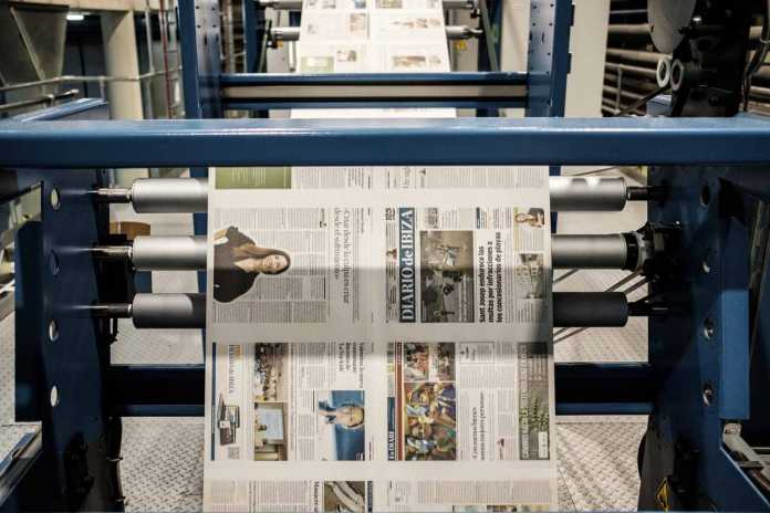 Las bobinas de papel ya impresas pasan a toda velocidad por los cilindros y engranajes de la rotativa. fotos: Sergio G. Cañizares Las bobinas de papel ya impresas pasan a toda velocidad por los cilindros y engranajes de la rotativa. fotos: Sergio G. Cañizares