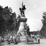 1904: El rey Alfonso XIII inaugura el monumento a Vara de Rey. Lacoste