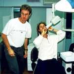 Fotografía de los hermanos odontólogos en la clínica de la familia.