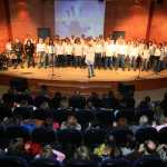 Lleno hasta los topes en un concierto de góspel del coro de Can Blau, dirigido por Charlotte Look. Juan A. Riera