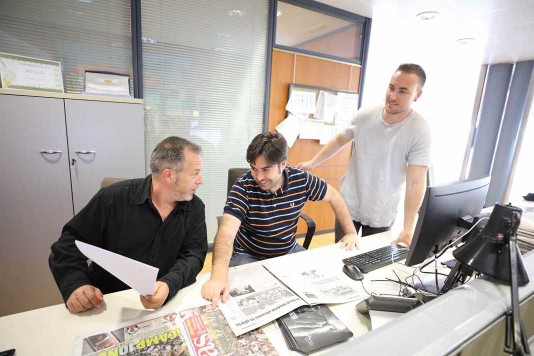 Sección de deportes. Rafael J. Domínguez, Paco Murillo y Rubén J. Palomo (de izquierda a derecha) conversan sobre la actualidad deportiva nacional en la redacción. V. Marí