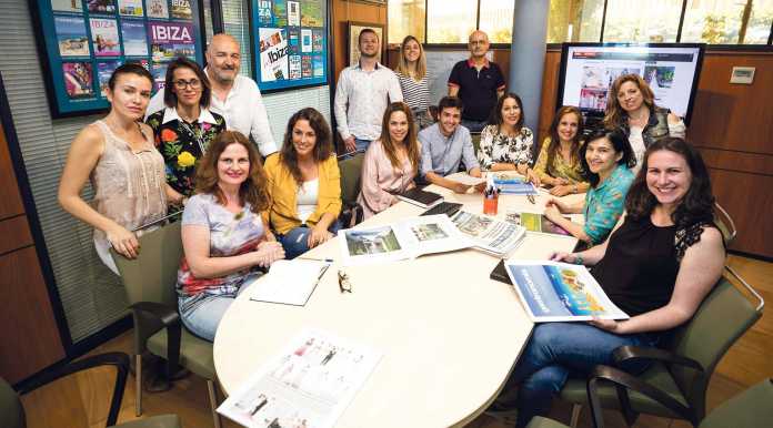 De pie, de izquierda a derecha, Rebeca Alfonso, Laura Manzano, Raimundo Jiménez, Leandro Rivero, Ester Vila y Vicente Ferrer. Sentados, desde la izquierda, Irene Coleman, Berta Lartuna, Cristina Ahumada, Gerard Felip, Jimena Ansótegui, Lina Planells, Carmen Fernández, Carmen Rodrigo y Diana Blesa. Vicent Marí Satisfacción del cliente.De pie, de izquierda a derecha, Rebeca Alfonso, Laura Manzano, Raimundo Jiménez, Leandro Rivero, Ester Vila y Vicente Ferrer. Sentados, desde la izquierda, Irene Coleman, Berta Lartuna, Cristina Ahumada, Gerard Felip, Jimena Ansótegui, Lina Planells, Carmen Fernández, Carmen Rodrigo y Diana Blesa. Vicent Marí