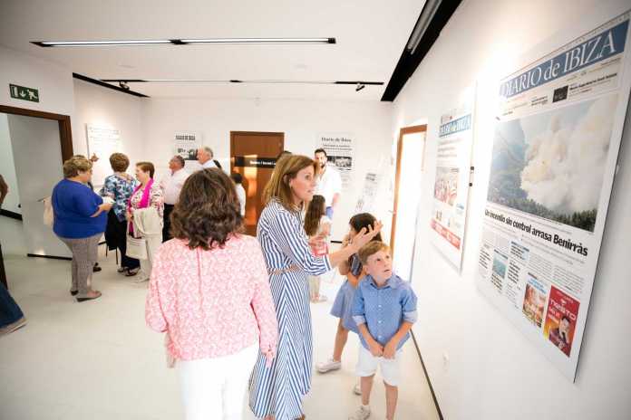 Asistentes a la inauguración de la exposición de portadas de Diario de Ibiza en el antiguo ayuntamiento de Sant Joan. Vicent Marí Asistentes a la inauguración de la exposición de portadas de Diario de Ibiza en el antiguo ayuntamiento de Sant Joan. Vicent Marí