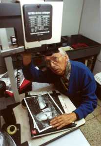 Alfredo Benito maneja una máquina ampliadora en el laboratorio de fotografía. RAFA DOMÍNGUEZ