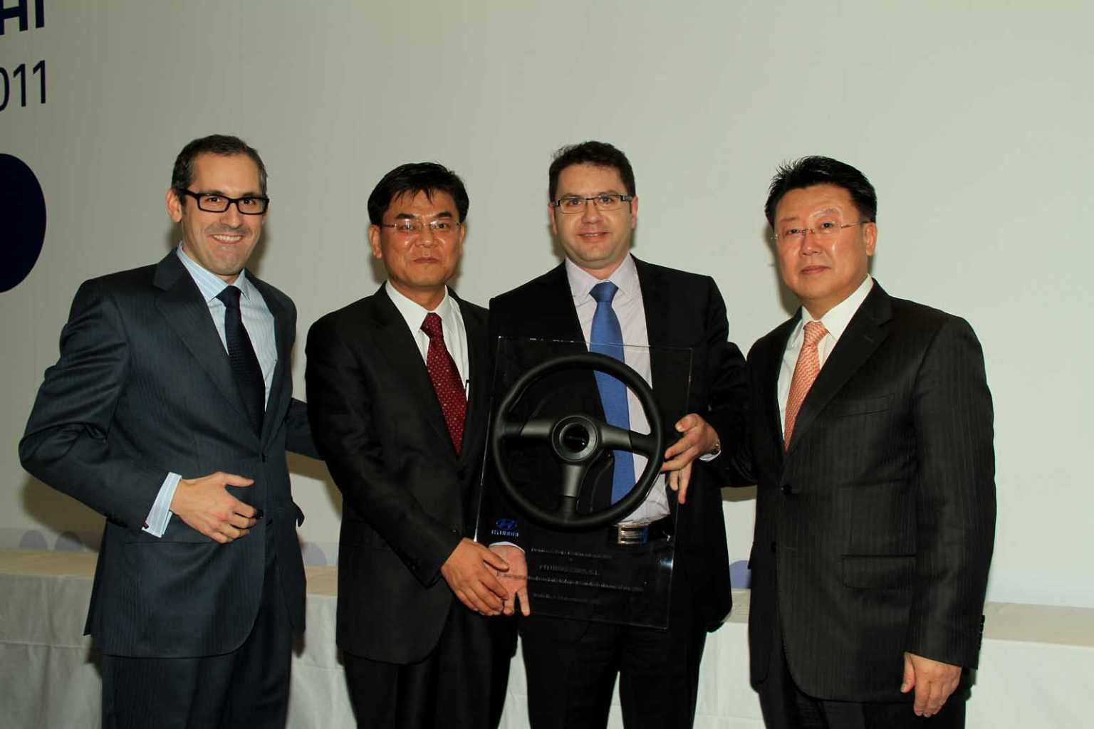 Entrega del premio a la Mejor Gestión Integral del año 2010 a Narciso Ferrer, por parte de los presidentes de Hyundai Europa y Hyundai España.