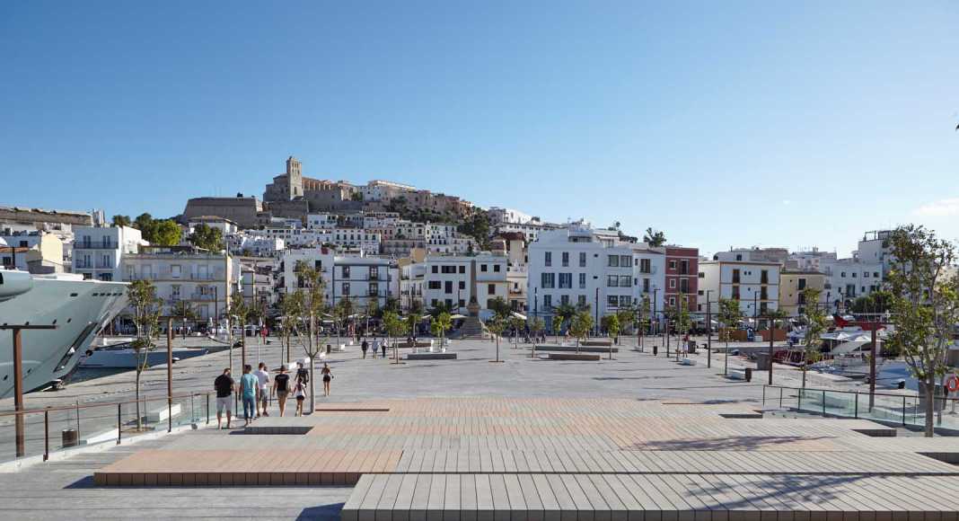 Transformación y modernización.. La zona del puerto ha ganado un nuevo espacio con la plaza pública Joan Tur Ramis, en la zona de es Martell. APB