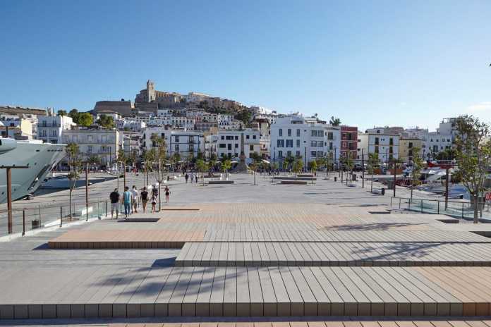 La zona del puerto ha ganado un nuevo espacio con la plaza pública Joan Tur Ramis, en la zona de es Martell. APB Transformación y modernización.. La zona del puerto ha ganado un nuevo espacio con la plaza pública Joan Tur Ramis, en la zona de es Martell. APB