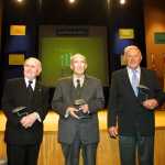 Enrique Fajarnés Cardona, Joan Marí Cardona (como director de la Residencia Reina Sofía) y Pere Serra ‘Gallet’ con su premio en la primera edición de los Illes Pitiüses. Vicent Marí