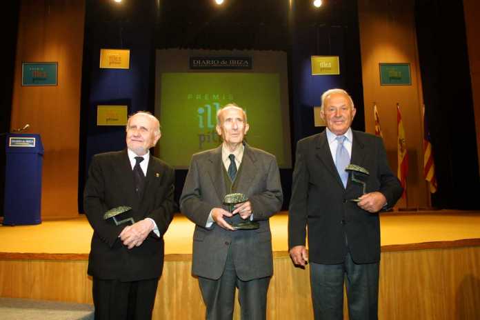 Enrique Fajarnés Cardona, Joan Marí Cardona (como director de la Residencia Reina Sofía) y Pere Serra ‘Gallet’ con su premio en la primera edición de los Illes Pitiüses. Vicent Marí Premis Illes Pitiüses. Enrique Fajarnés Cardona, Joan Marí Cardona (como director de la Residencia Reina Sofía) y Pere Serra ‘Gallet’ con su premio en la primera edición de los Illes Pitiüses. Vicent Marí