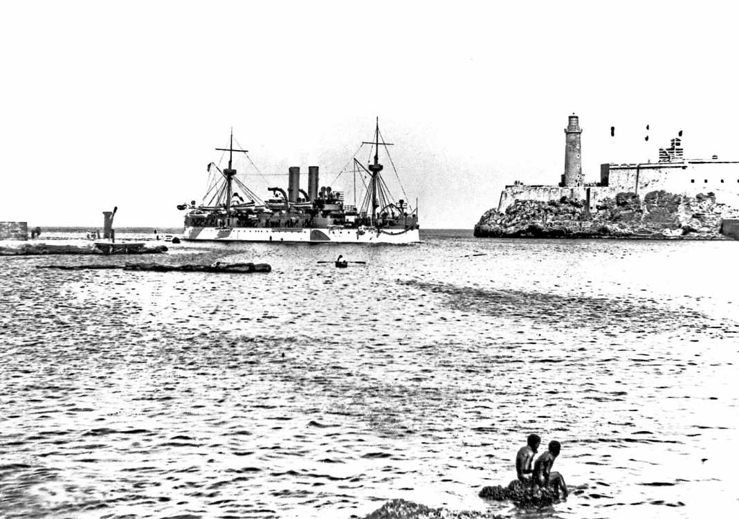 Historia Internacional. El ‘USS Maine’ a su entrada en el puerto de La Habana. DI