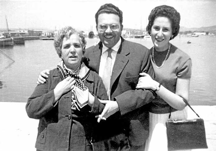 Luz Ribas con su hijo Juan Verdera y su nuera María Teresa Fernández, en el puerto de Ibiza. D. I.