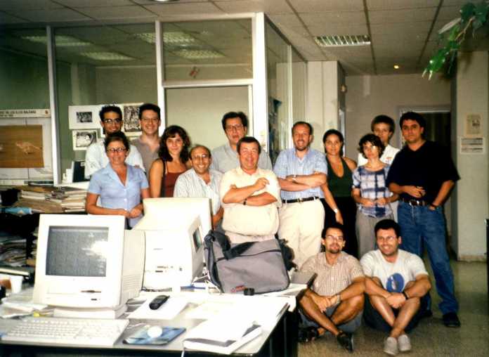 Escuela de periodistas. Becarios y redactores, con el entonces director, Joan Serra (quinto por la derecha), en la redacción de Fray Vicente Nicolás en el año 2000. M. T.