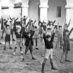 Nens durant una classe de gimnàstica a la plaça de l’Ajuntament. IES Santa Maria