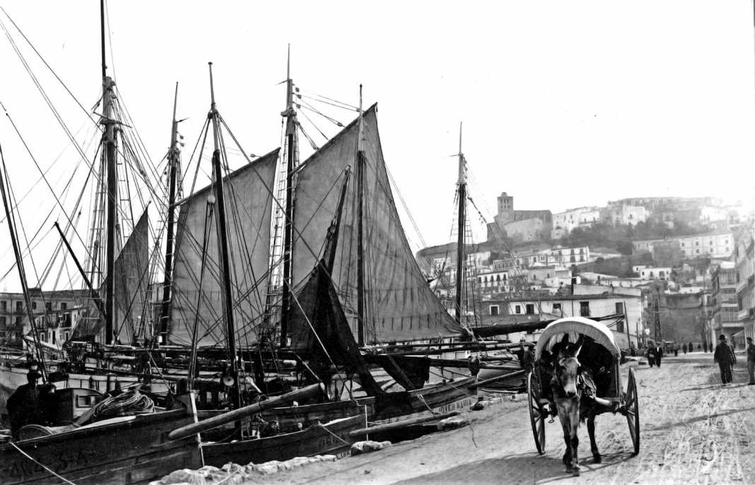 Cifras. Carro cubierto en el puerto de Eivissa en 1930. Guillem Bestard