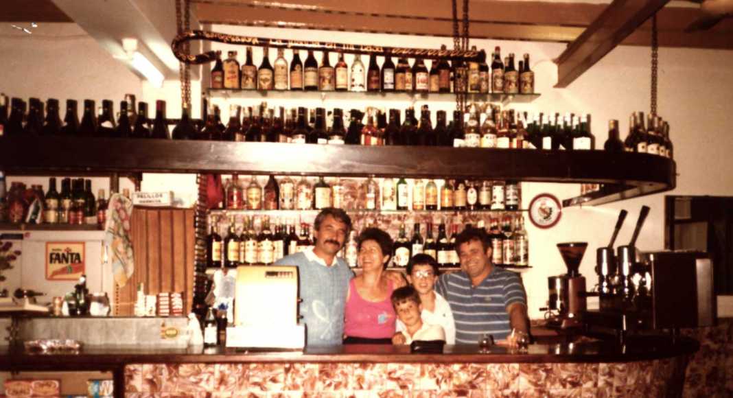 Suscriptores de Diario de Ibiza. Maria Marí y Vicent Marí en Can Rafal con sus hijos. Archivo familiar