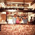 Maria Marí y Vicent Marí en Can Rafal con sus hijos. archivo familiar