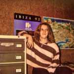 Pilar Lazkano, que comenzó como picadora en Es Diari, en una foto tomada en 1992 en Radio Diario. DI